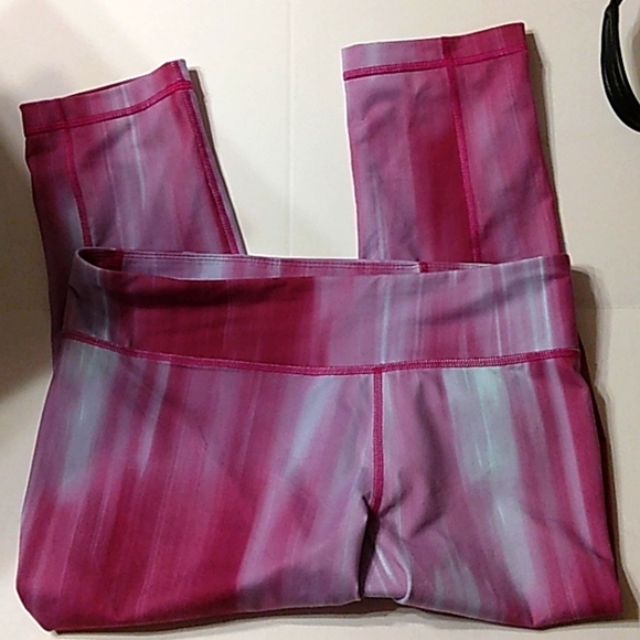 EUC Women's Under Armour Purple Ombre Athletic stretch Capri pants - Picture 9 of 12